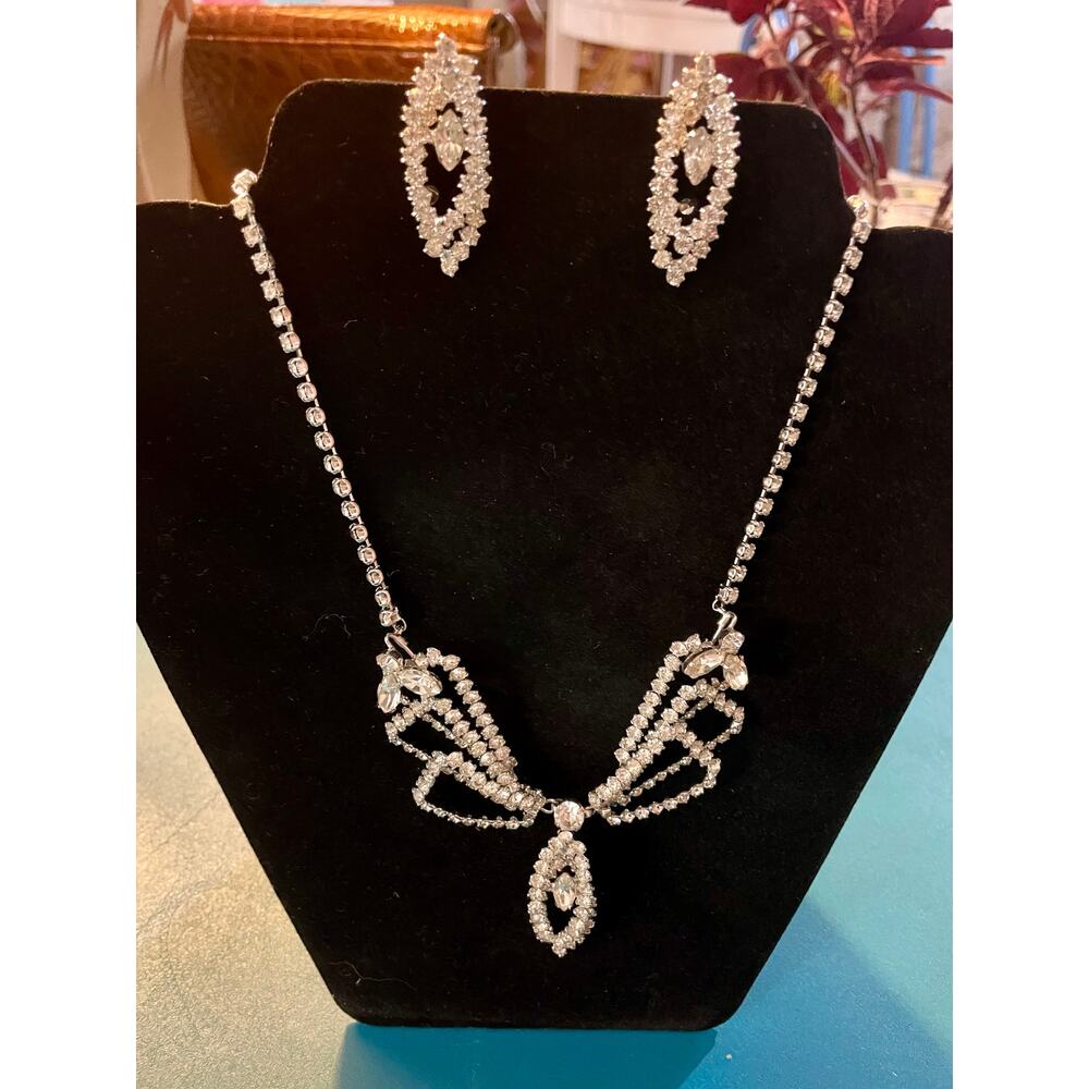 Fashion faux diamond jewelry set with clip on earrings.